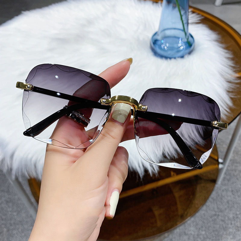 PrismFold Case With Sunglasses - Black Red