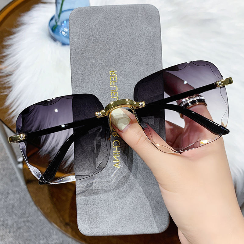 PrismFold Case With Sunglasses - Black Red